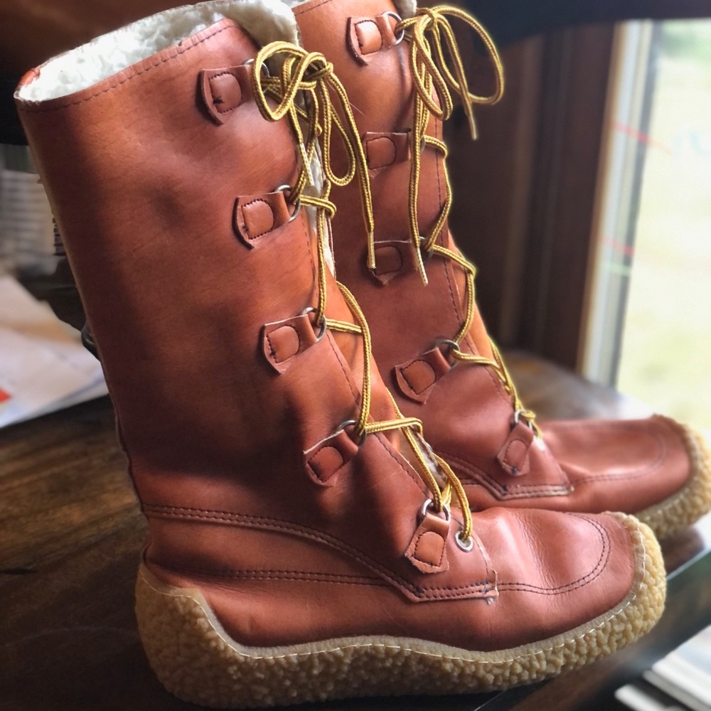 A Pair of Maple Leaf Shoes Winter Boots Youth/Men's Size 7